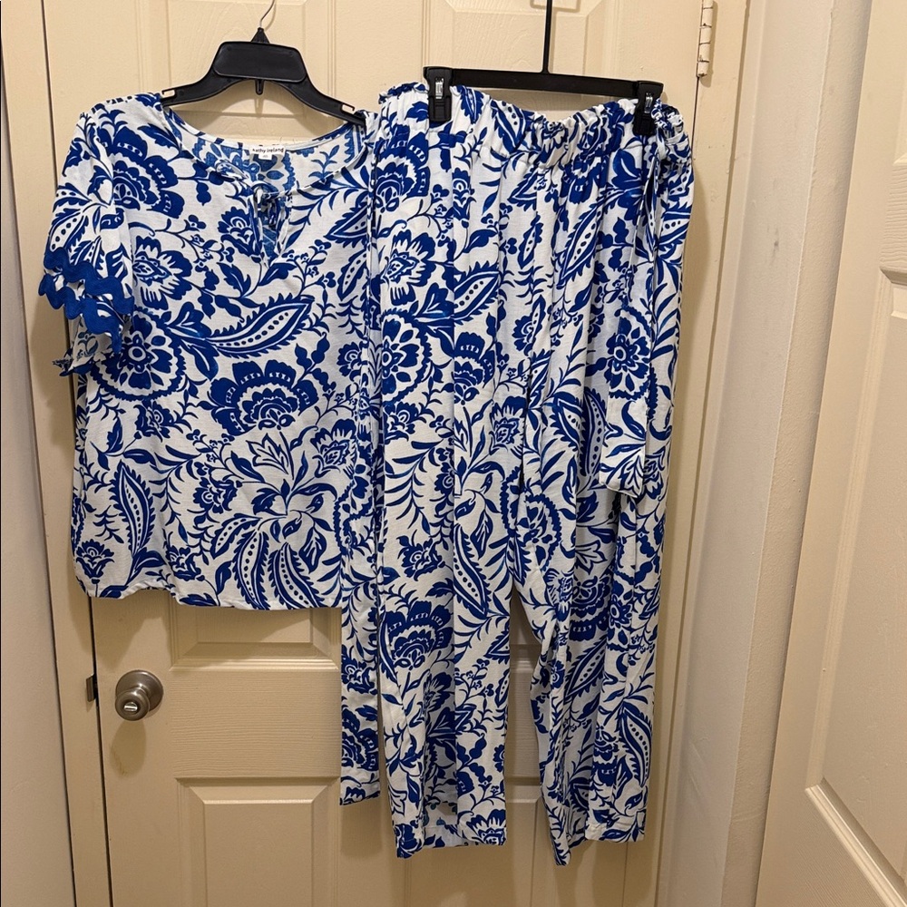 kathy ireland Blue and White Floral Two-Piece Lounge Set